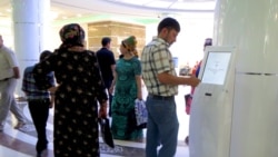 "Türkmenistan" howaýollary kärhanasynyň kassalaryndan uçar biletlerini satyn almaga synanyşýan raýatlar (Arhiwden alnan illýustrasiýa suraty)
