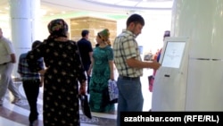 "Türkmenistan" howaýollary kärhanasynyň kassalaryndan uçar biletlerini satyn almaga synanyşýan raýatlar (Arhiwden alnan illýustrasiýa suraty)