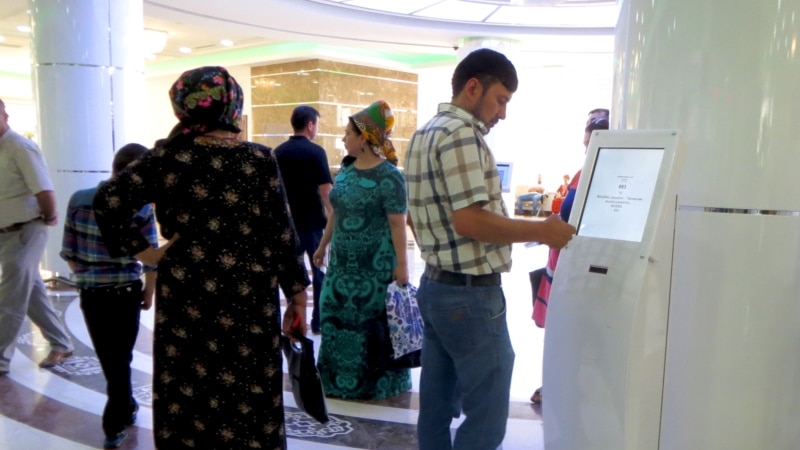 Täze çäklendirmeden soň, ene-atalar çagalaryny ýurda getirmäge howlugýar, uçar biletleriniň “parasy” ýokarlanýar