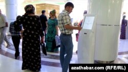 “Türkmenhowaýollary” kompaniýasynyň Aşgabatdaky edarasyndan bilet satyn almak üçin nobata duran adamlar.