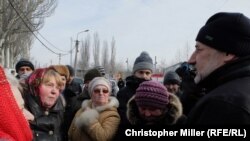 Донецки өлкәсе губернаторы Павло Жебривский Авдеевкадагы һуманитар ярдәм үзәгендә халык белән очраша