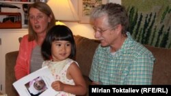 АКШ -- Америкалык үй-бүлө асырап алган кыргызстандык кыз, 22-июль, 2012.