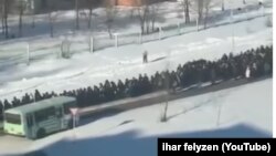 A screengrab from a video posted on YouTube which allegedly shows police officers acting as pallbearers for a local criminal figure in Amursk. 