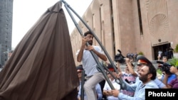 Armenia -- Activists try to pitch a tent in a continuing sit-in in front of the Yerevan municipality, 13Aug2013.