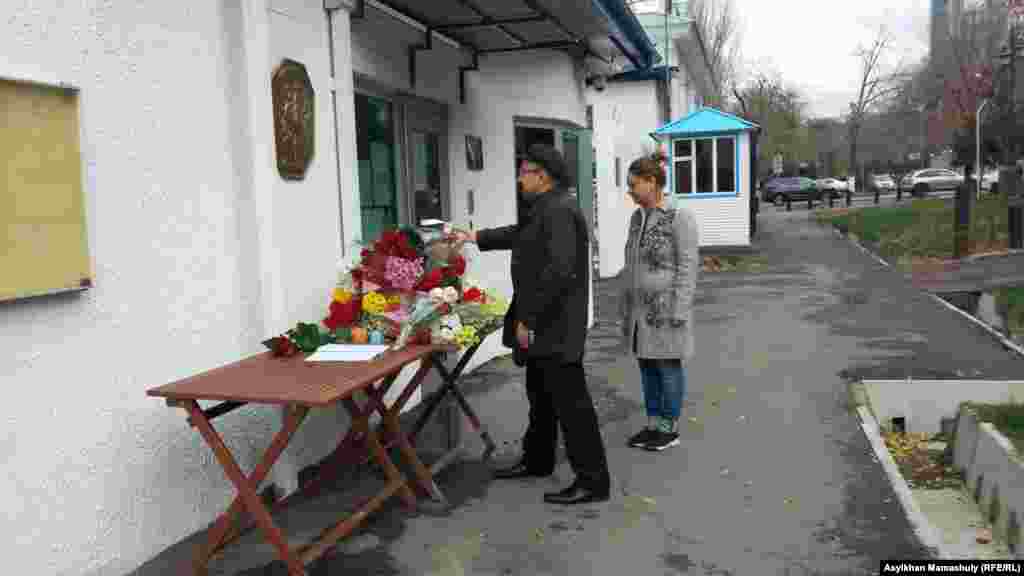 Париждегі террорлық шабуылдардың құрбаны болған бейбіт тұрғандар қазасына көңіл айтып, Франция консулдығына гүл қоюға келген адамдар. Алматы, 14 қараша 2015 жыл.