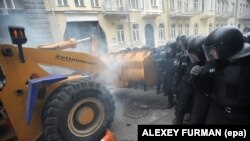 Столкновения у здания администрации президента в Киеве, 1 декабря 2013 года