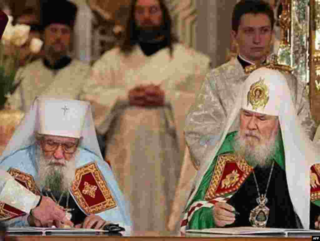 Russia -- Patriarch Aleksy II (R) and Metropolitan Lavr, leader of the New York-based Church Abroad, sign the reunification agreement during a ceremony at Christ the Savior cathedral in Moscow, 17May2007