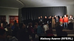 Зрители приветствуют участников перформанса. Казахстан, Алматы, 2 декабря 2018 года.