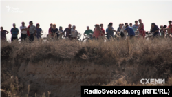 Селяни виходять на протест проти видобутку піску