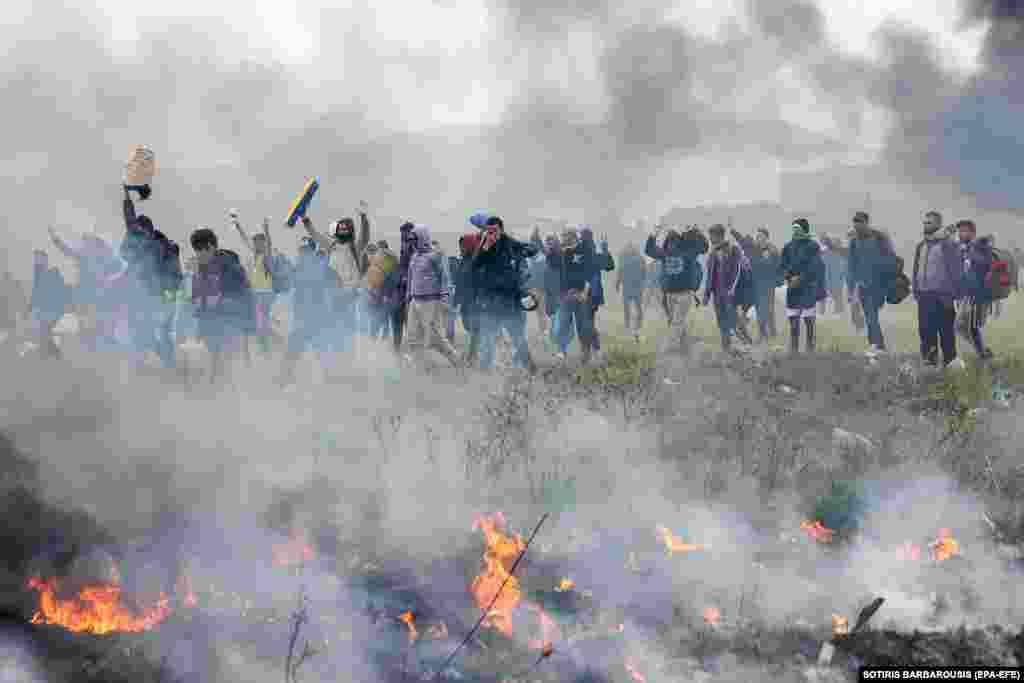 Refugees and migrants protest near a refugee camp in the village of Diavata, west of Thessaloniki, in northern Greece, on April 6. (EPA-EFE/Sotiris Barbarousis)