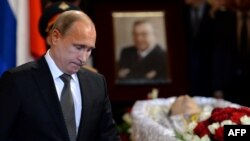Президент России Владимир Путин у гроба с телом бывшего премьер-министра России Евгения Примакова. Москва, 29 июня 2015 года.