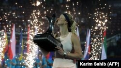 Еліна Світоліна з головним призом турніру в Дубаї, ОАЕ, 24 лютого 2018 року