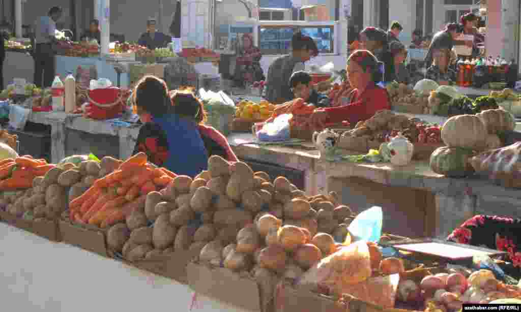 Turkmenistan. Market in Farap district of Lebap region. Lebap, November 2, 2012