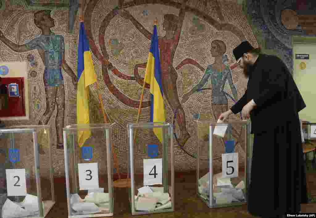 An Orthodox priest casts his ballot at a Kyiv polling station. (AP/Efrem Lukatsky)