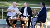 Лидер Беларуси Александр Лукашенко (слева) и президент Таджикистана Эмомали Рахмон (справа) стоят у руля власти 34 года, президент России Владимир Путин — 25 лет