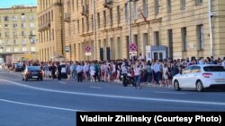 Очередь к избирательному участку в Санкт-Петербурге на белорусских выборах