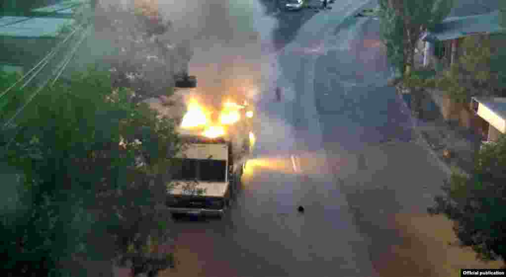 Armenia - Police vehicle burnt by the armed group calling itself "Sasna Tsrer", Yerevan,25Jul,2016