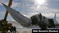 Під Полтавою, 27 січня 2006 року. Українські фахівці в рамках відмови України від ядерної зброї розрізали останній стратегічний бомбардувальник Tу-22M3. Після розпаду СРСР Україна успадкувала 60 надзвукових бомбардувальників Ту-22 і 423 крилаті протикорабельні ракети Х-22 «Буря»