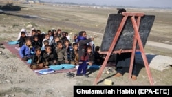 آرشیف، کودکان افغان حین فراگیری آموزش در فضای باز در یکی از مکاتب بدون تعمیر در لغمان. December 1, 2019