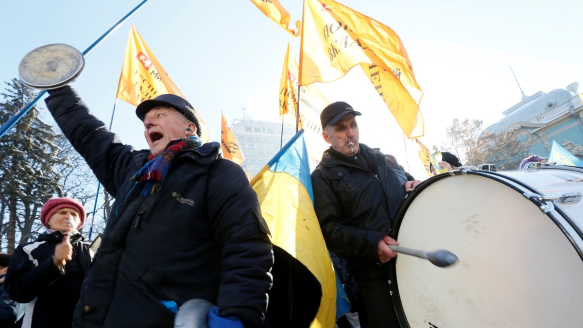 В Киеве продолжается митинг около здания Национального банка