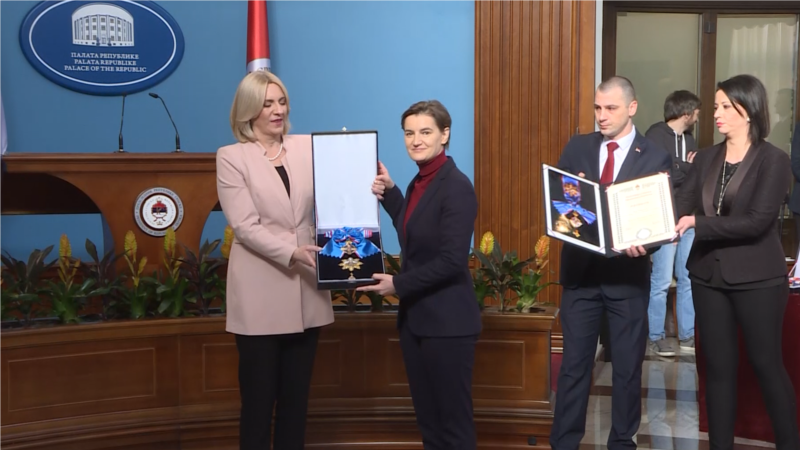 Premijerka Srbije rame uz rame sa haškim osuđenicima