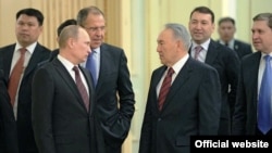 Президент России Владимир Путин (слева на переднем плане) и президент Казахстана Нурсултан Назарбаев. Астана, 7 июня 2012 года.