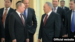 Президенттер Нұрсұлтан Назарбаев (оң жақта) және Владимир Путин Ақордадағы кездесу кезінде. Астана. 7 маусым, 2012 жыл. Сурет Ресей президентінің ресми сайтынан алынды.