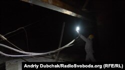 Владимир Паутов, оператор Радіо Свобода, знімає приміщення 7-ї турбінної зали зруйнованого вибухом 4-го реактора ЧАЕС