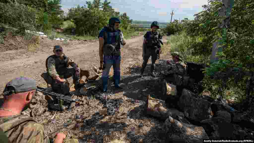 На перші позиції ЗСУ на горі над Південним забігаємо спітнілі та знесилені. Відпочиваємо, п&#39;ємо воду