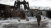 Українській військовий на знищеній артилерією та боями шахті Бутовка, що під Авдіївкою, 7 грудня 2019 року