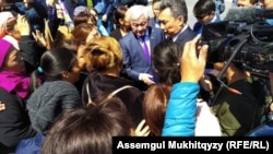 Labor and Social Protection Minister Berdybek Saparbaev and Nur-Sultan Mayor Bakhyt Sultanov meet with the demonstrators.