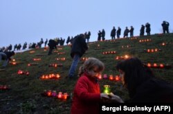 Киевляне зажигают свечи в память о своих умерших родственниках – 23 ноября 2013 года