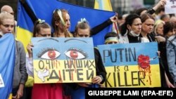 Дети на акции в поддержку Украины на фоне масштабного вторжения России. Рим, Италия, 27 марта 2022 года