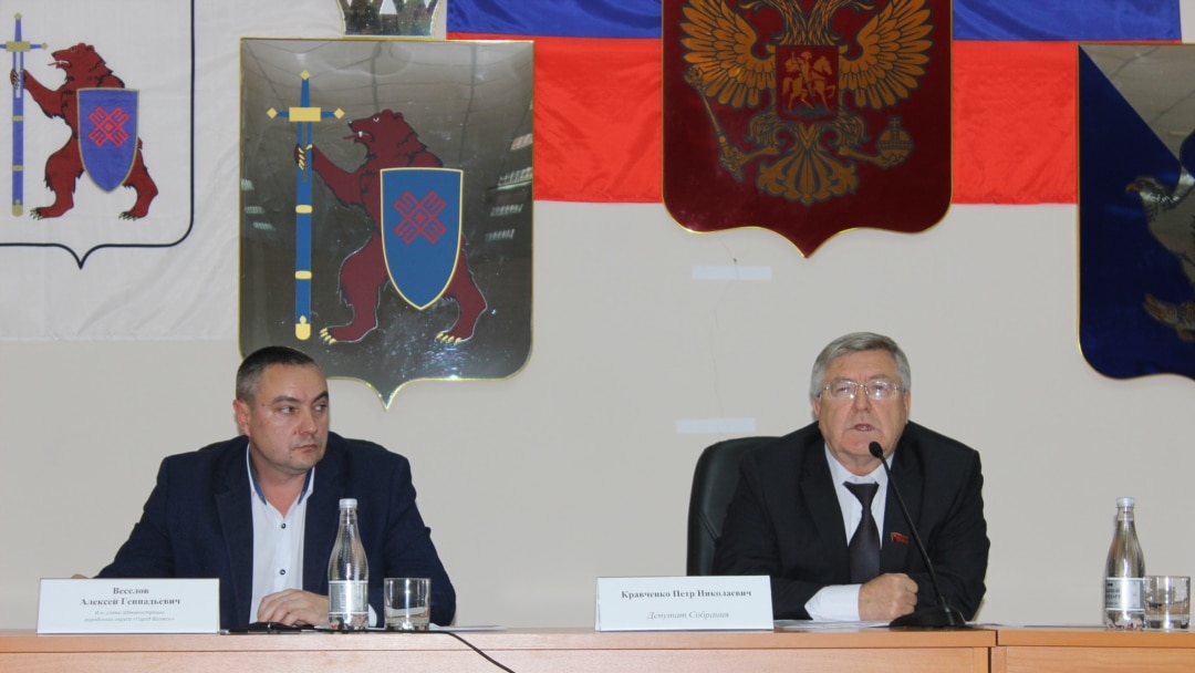 спикер Николай Семенов (справа), и.о. мэра Алексей Веселов (слева)