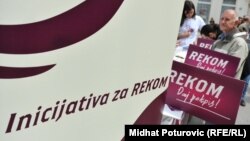 Građani Sarajeva daju potpis za osnivanje REKOM-a, april 2011.