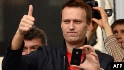 Алексей Навальный снимает на фото участников антипутинского марша в центре Москвы. 15 сентября 2012 года.