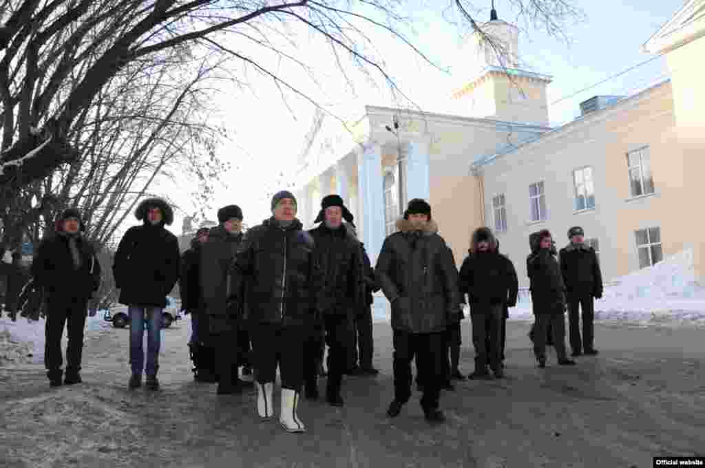 Бер төркем рәсмиләр арасында Татарстан президентының ак итекләре ерактан ук күренеп тора иде.
