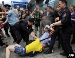Rusiya - polis gey aksiyaçılar və onlara etiraz edən pravoslav fəalları ayırır, 13 iyun 2013
