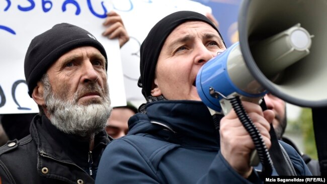 Мадина и Малхаз Мачаликашвили на акции протеста перед зданием парламента в Тбилиси