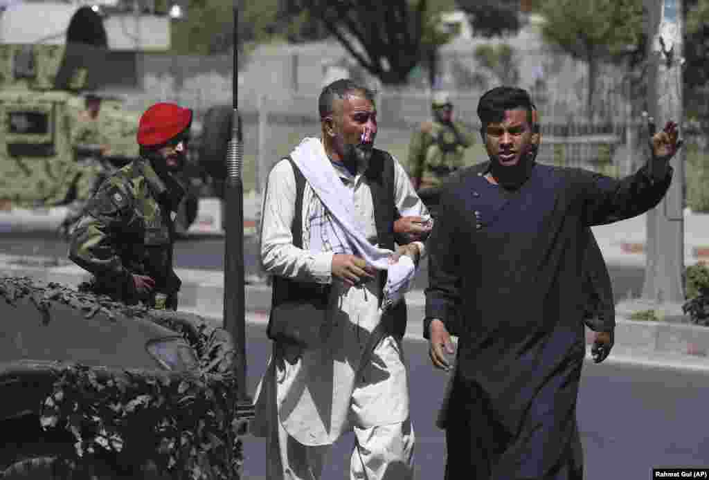 АВГАНИСТАН - Најмалку едно лице загинало, а 65 се повредени во експлозија на автомобил бомба во главниот град на Авганистан, Кабул проследена со престрелка меѓу вооружена група и безбедносните сили.