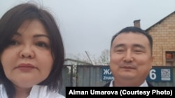 Адвокат Айман Умарова и Серикжан Билаш возле дома в Нур-Султане, в котором Билаш находился под домашним арестом, — перед выездом в аэропорт столицы для перелета в Алматы. Нур-Султан, 15 августа 2019 года.
