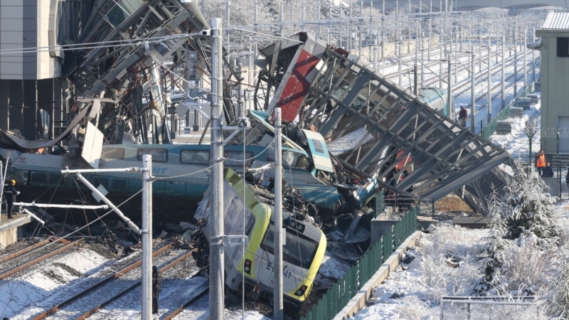 Најмалку деветмина загинати во железничката несреќа во Турција