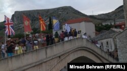 Bacanje cvijeća u Neretvu, te prisustvo po jednom skoku na noge i na glavu od strane članova mostarskog Kluba skakača u vodu “Mostari” bilo je dio manifestacije “Mostar ne zaboravlja prijatelje”