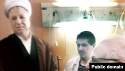 اکبر هاشمی رفسنجانی (چپ) در کنار پسرش، مهدی، در بیمارستان