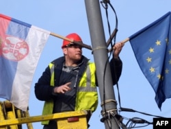 Radnik postavlja zastave Srbije i EU na ulicama Beograda, 2. mart 2012.