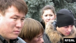 ГУЛАГ-тың жабылғанына 50 жыл толуына орай өткізілген өлең оқу шарасына лкеген студент жастар. Алматы, 25 қаңтар 2010 жыл.