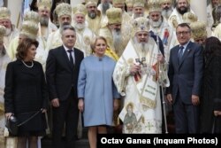 Ppremierul Viorica Dăncilă, patriarhul Daniel, vicepremierul Paul Stănescu la moaștele sfinților Dimitrie cel Nou şi la cele ale Sfântului Ierarh Calinic de la Cernica