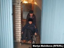 Ерік Жұмабаев пен көмекшісі Орынбай Оқасов үйден шығып келе жатыр.