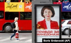 Një poster i Gordana Silanovska-Davkovas, në një rrugë në Shkup nga fushata e mëhershme elektorale. Fotografi nga arkivi.