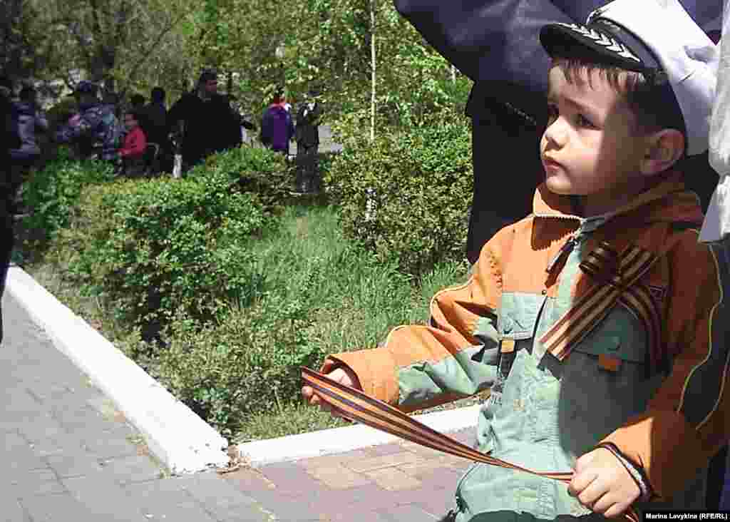 Мальчик с гиоргиевской ленточкой - символом Победы. Семей, 9 мая 2012 года.